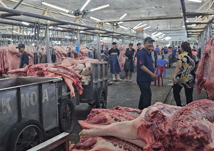 Giá heo hơi miền Nam 'lên đỉnh', người nuôi bớt lo - Ảnh 1.