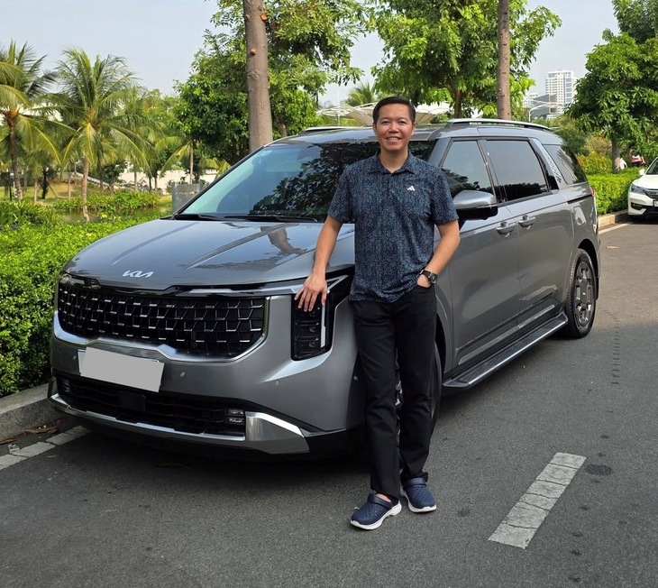 Có BMW, Mercedes vẫn mua Kia Carnival Hybrid, chủ xe chia sẻ: 'Đi sướng nhưng không thực sự tiết kiệm xăng, cách âm ngang X5'- Ảnh 1. Mua Kia Carnival Hybrid dù đã có BMW, Mercedes, chủ xe đánh giá lái sướng, cách âm ngang X5 - Ảnh 1.