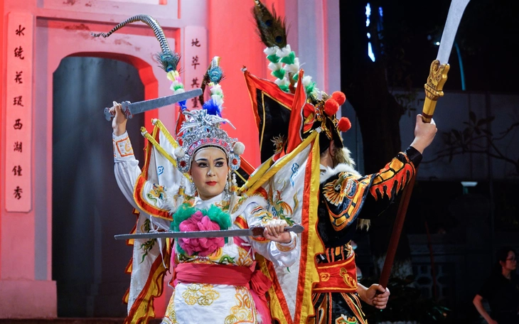 Trải chiếu ngồi nghe nhạc giữa sân Văn Miếu Quốc Tử Giám - Ảnh 7.