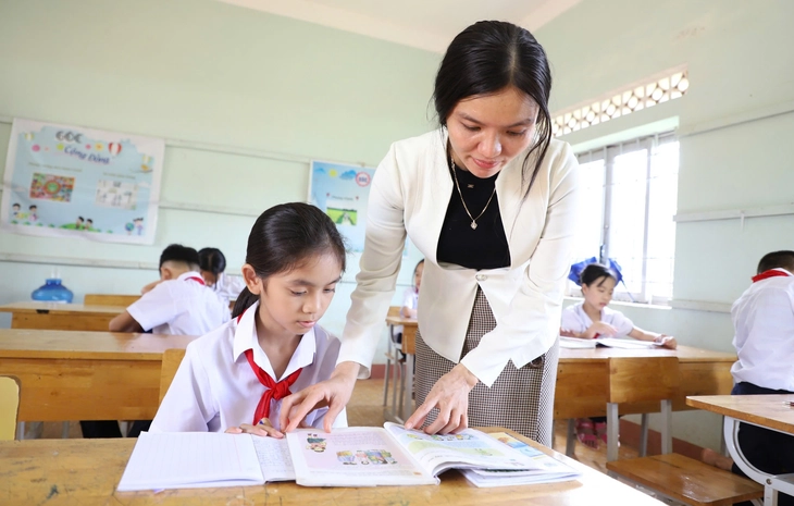 Gỡ ngay nút thắt tuyển giáo viên - Ảnh 4. Gỡ ngay nút thắt tuyển giáo viên - Ảnh 3.