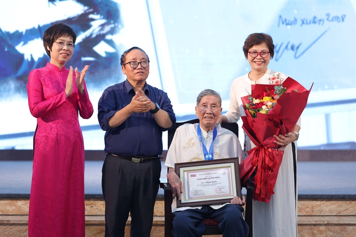 Nhạc sĩ Phạm Tuyên được trao giải Hiệp sĩ Dế Mèn - Ảnh 1. Nhạc sĩ Phạm Tuyên được trao giải Hiệp sĩ Dế Mèn - Ảnh 1.