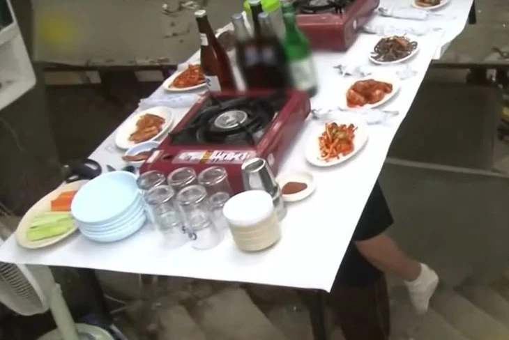 Hút khách 'khủng' nhờ chiêu... đội bàn lên đầu - Ảnh 2.
