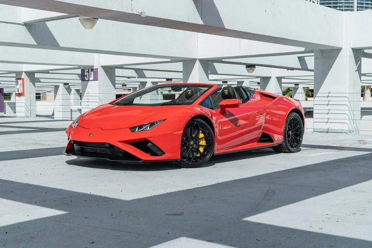 Tài xế Lamborghini bị ném đá vì đỗ xe ở chỗ cho người khuyết tật, biết sự thật dân mạng quay xe gấp - Ảnh 2.
