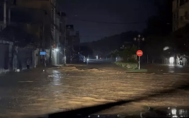 Mưa cả đêm, hôm nay TP.HCM và Nam Bộ tiếp tục mưa lớn - Ảnh 3.