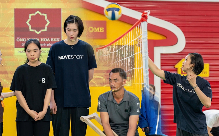 Hút khách 'khủng' nhờ chiêu... đội bàn lên đầu - Ảnh 3.