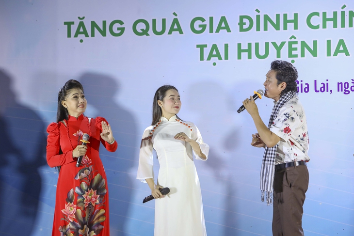 Người dân Gia Lai đội mưa xem Trọng Phúc, Phượng Loan ca vọng cổ - Ảnh 4. Gia Lai - Ảnh 4.
