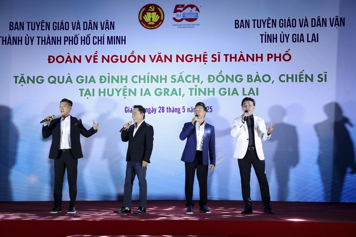 Người dân Gia Lai đội mưa xem Trọng Phúc, Phượng Loan ca vọng cổ - Ảnh 8. Gia Lai - Ảnh 8.