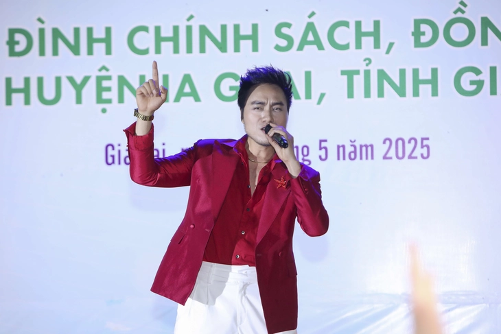 Người dân Gia Lai đội mưa xem Trọng Phúc, Phượng Loan ca vọng cổ - Ảnh 9. Gia Lai - Ảnh 9.