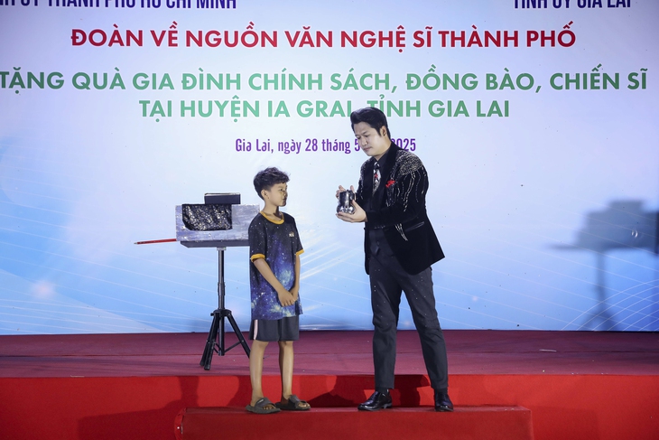 Người dân Gia Lai đội mưa xem Trọng Phúc, Phượng Loan ca vọng cổ - Ảnh 11. Gia Lai - Ảnh 11.