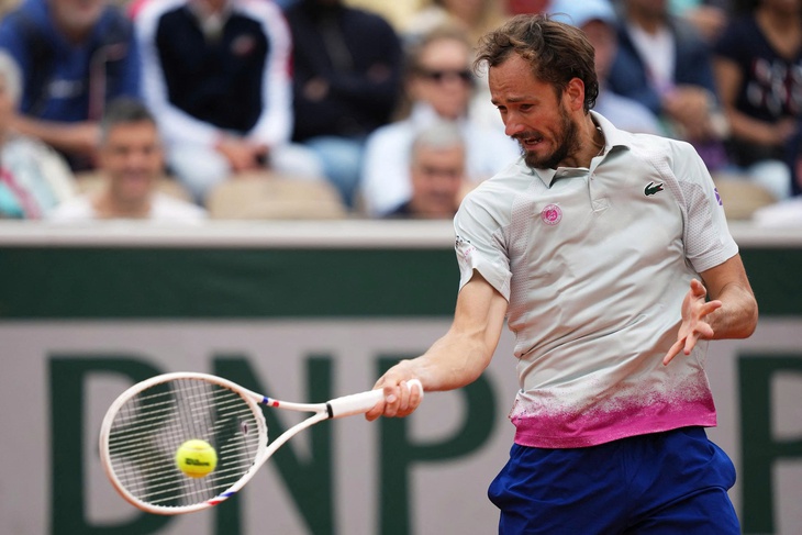 Djokovic thắng dễ, Medvedev bị loại sốc ở vòng 1 Roland Garros - Ảnh 2.