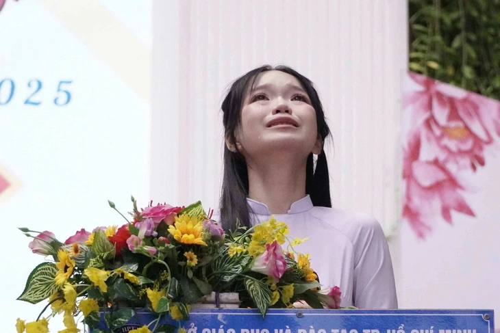 Nữ sinh gây xúc động ở lễ trưởng thành: “Tôi biết ơn sâu sắc vì sự hỗ trợ đúng lúc của báo Tuổi Trẻ” - Ảnh 1. Nữ sinh gây xúc động ở lễ trưởng thành: Em không còn cô đơn nữa - Ảnh 1.