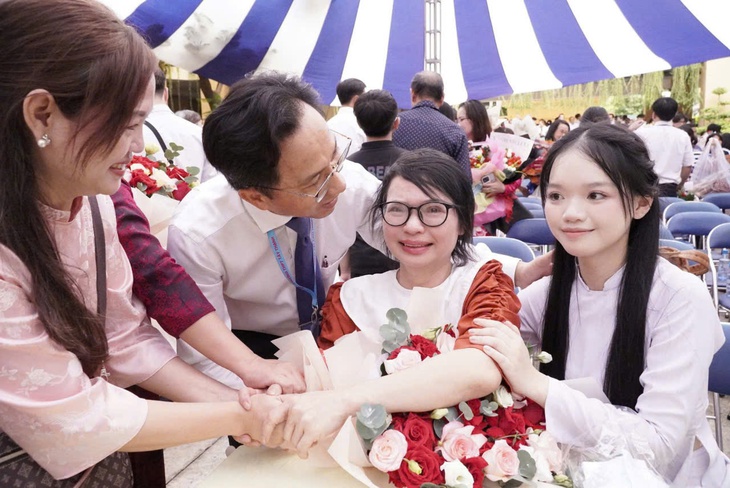 Nữ sinh gây xúc động ở lễ trưởng thành: “Tôi biết ơn sâu sắc vì sự hỗ trợ đúng lúc của báo Tuổi Trẻ” - Ảnh 2. Nữ sinh gây xúc động ở lễ trưởng thành: Em không còn cô đơn nữa - Ảnh 2.