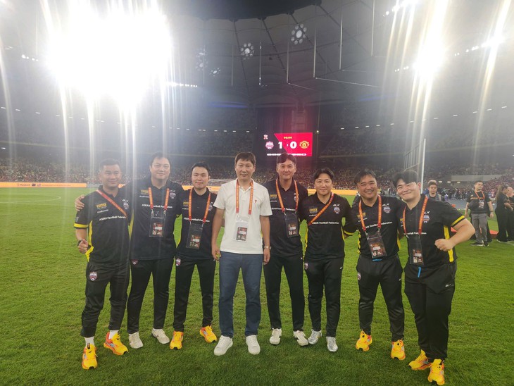 Cầu thủ, trợ lý, bác sĩ Việt khoe ảnh 'để đời' với Man United - Ảnh 2.