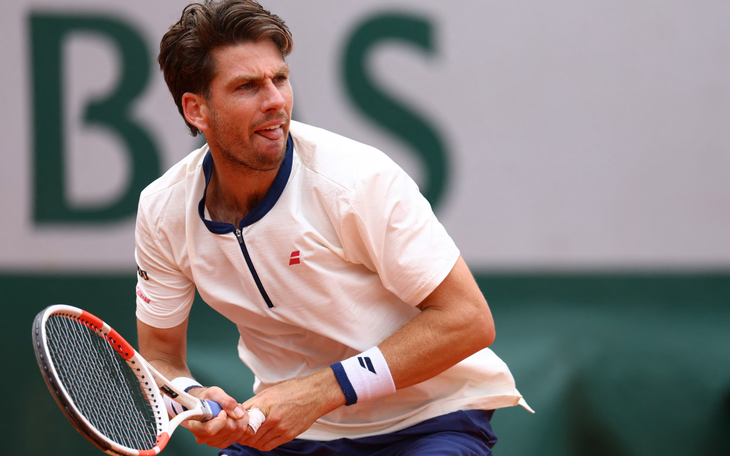 Khán đài hỗn loạn vì áo đẫm hồ hôi của Arthur Fils tại Roland Garros - Ảnh 2.