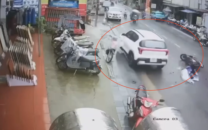 Ô tô con biến dạng sau va chạm với xe khách trên đường đi Sa Pa - Ảnh 3.