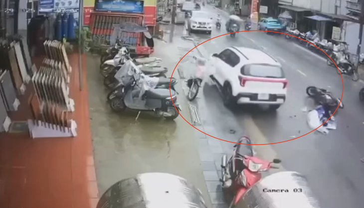 Ô tô tông vào ba xe máy ở Sa Pa, một cháu bé tử vong - Ảnh 1.