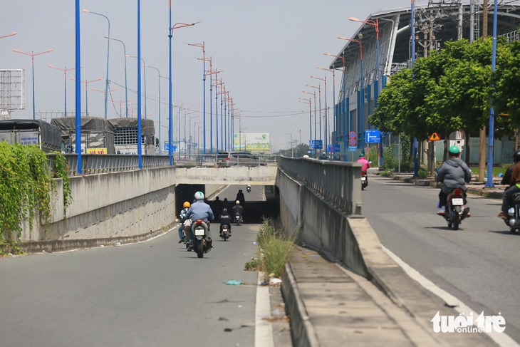 Hầm chui bến xe Miền Đông mới: Rác, cỏ, đất cát phủ đầy cống, sao không ngập? - Ảnh 7.