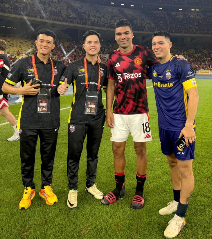 Cầu thủ, trợ lý, bác sĩ Việt khoe ảnh 'để đời' với Man United - Ảnh 7.