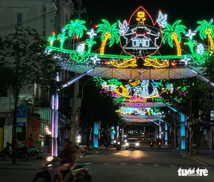 Lóa mắt vì đèn LED bủa vây trong thành phố cây xanh Trà Vinh - Ảnh 3.