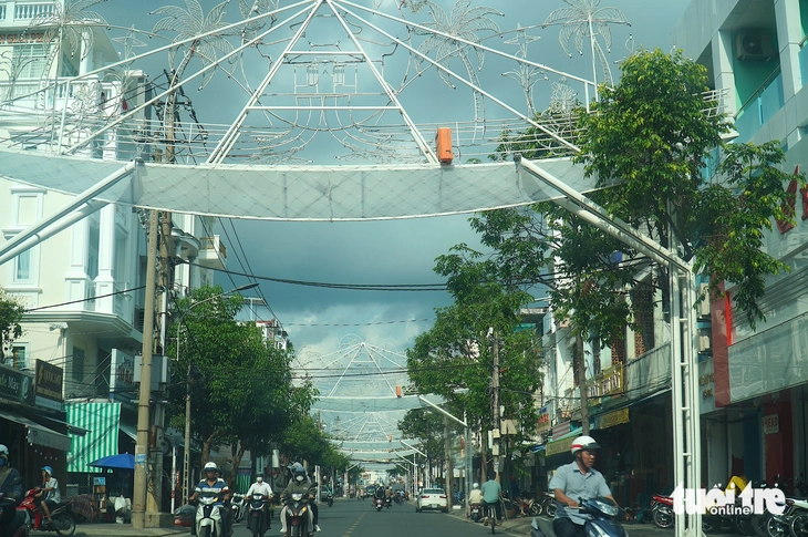 Lóa mắt vì đèn LED bủa vây trong thành phố cây xanh Trà Vinh - Ảnh 4.