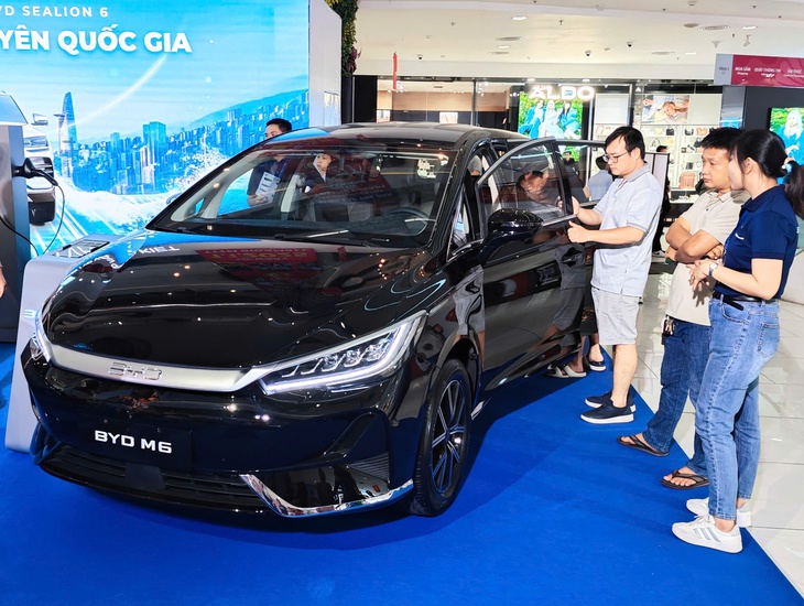 Grab cùng BYD thúc đẩy chuyển sang xe điện, cam kết thu nhập 25 triệu/tháng: Tài xế vẫn lo, vì sao? - Ảnh 1.
