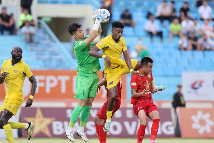 Đua trụ hạng V-League 2024 - 2025: Ai cứu, cứu ai? - Ảnh 1. V-League - Ảnh 1.
