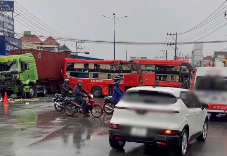 Xe khách giường nằm va chạm với xe container trên quốc lộ 13, 5 người bị thương - Ảnh 1. Xe khách giường nằm va chạm với xe container trên quốc lộ 13, 5 người bị thương - Ảnh 1.