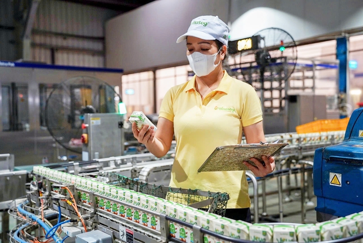 Doanh nghiệp tăng lợi thế từ xanh hóa hoạt động sản xuất - Ảnh 2.