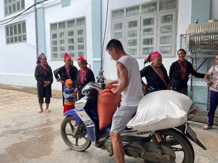 Thầy hiệu trưởng vùng cao chia hơn 21 tấn gạo cho học sinh trước ngày nghỉ hè - Ảnh 3.