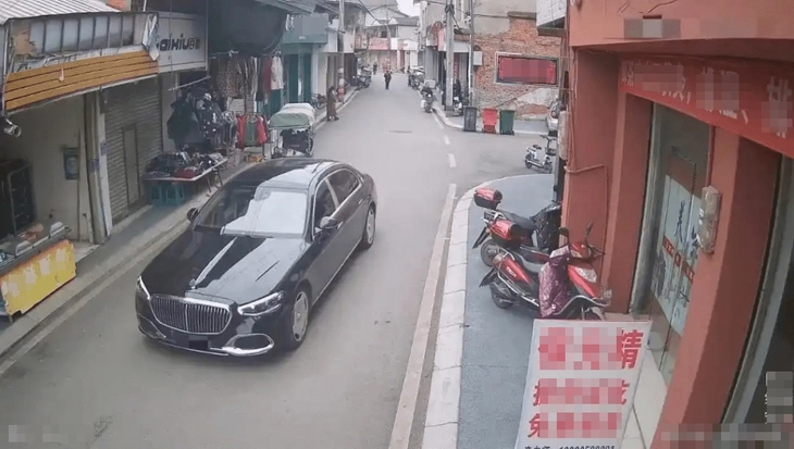 'Đại gia' lái Maybach đến hàng loạt tiệm vàng, đi đến đâu để lại vàng giả đến đấy - Ảnh 1.