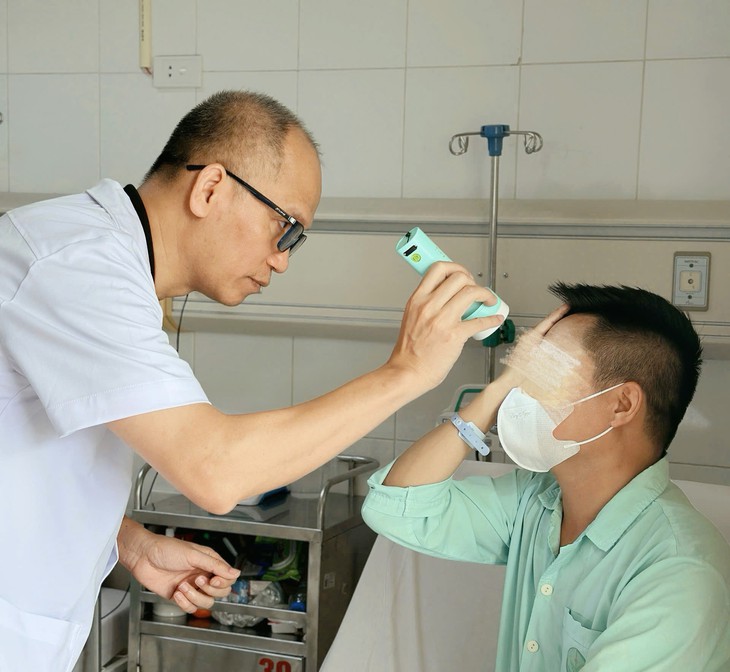 Tiêm filler xóa nhăn trán, người đàn ông mù một mắt - Ảnh 1. tiêm filler - Ảnh 1.