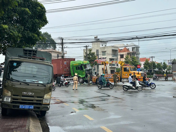 Xe khách giường nằm va chạm với xe container trên quốc lộ 13, 5 người bị thương - Ảnh 2. quốc lộ 13 - Ảnh 2.