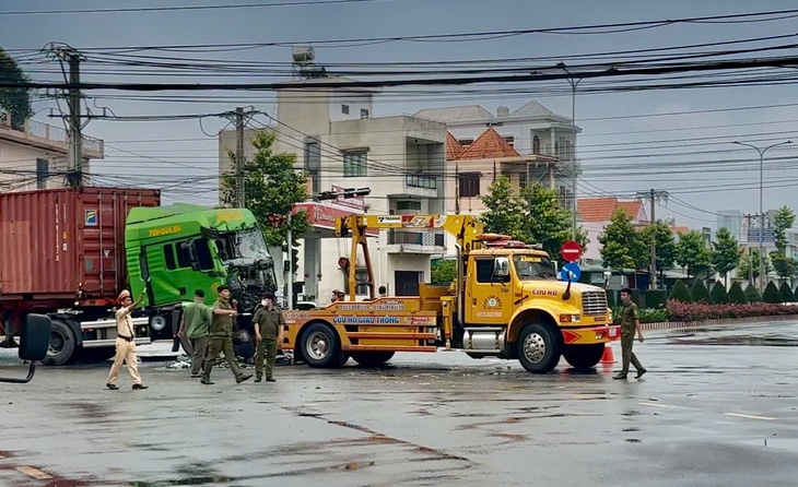 Vụ tai nạn giữa xe khách và xe container: Tài xế xe khách không chú ý quan sát, xử lý kém - Ảnh 2. Vụ tai nạn giữa xe khách và xe container: Tài xế xe khách không chú ý quan sát, xử lý kém - Ảnh 2.