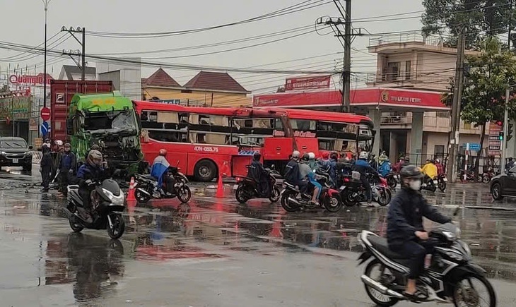 Vụ tai nạn giữa xe khách và xe container: Tài xế xe khách không chú ý quan sát, xử lý kém - Ảnh 1. Vụ tai nạn giữa xe khách và xe container: Tài xế xe khách không chú ý quan sát, xử lý kém - Ảnh 1.