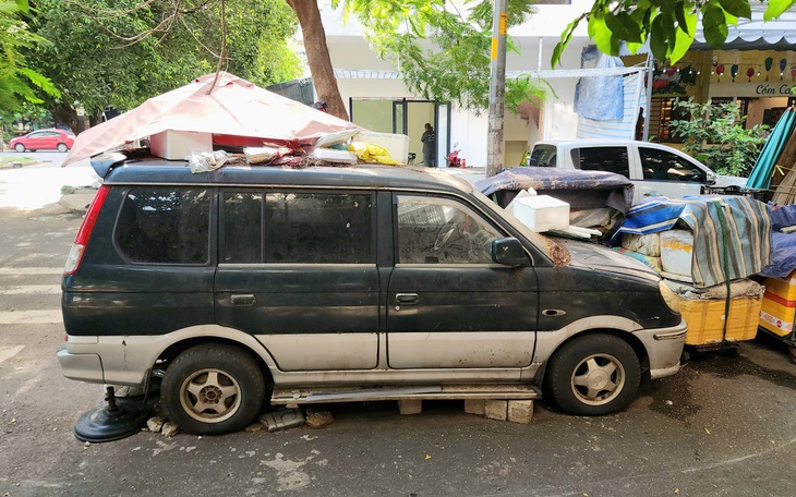 Xe hơi biển Ninh Thuận đậu bên cạnh ký túc xá ở Nha Trang hơn cả năm, công an vào cuộc tìm chủ xe - Ảnh 3.