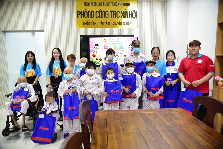 Nhận quà 'Ước mơ của Thúy', bệnh nhi ung thư vui mừng nói lời cảm ơn - Ảnh 2.