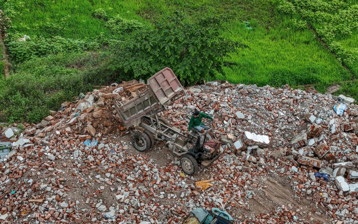 Đất nông nghiệp ở Hà Nội bị đổ thải 'tan nát', san gạt như 'công trường' - Ảnh 11.