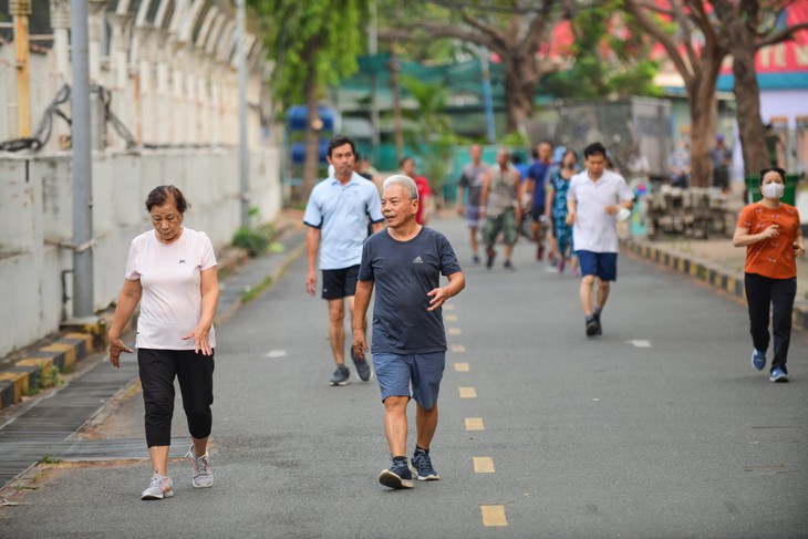 Người bệnh tim mạch có nên đi bộ thể dục? Câu trả lời từ bác sĩ - Ảnh 1. Người bệnh tim mạch có nên đi bộ thể dục? Câu trả lời từ bác sĩ - Ảnh 1.