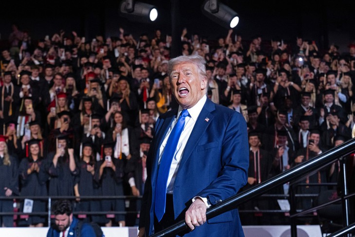 Nền kinh tế Mỹ chỉ đang trong 'giai đoạn chuyển tiếp', ông Trump trấn an - Ảnh 1. ông Trump - Ảnh 1.