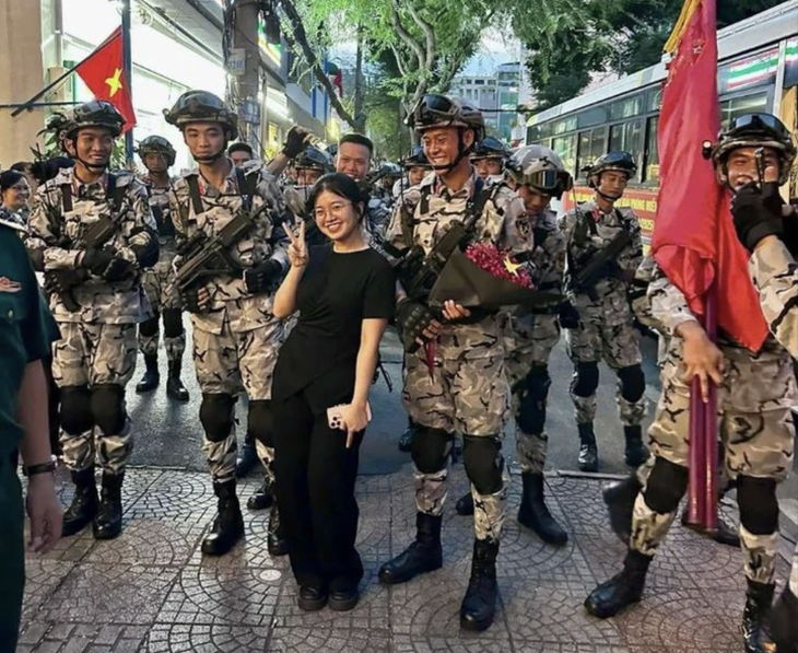 Netizen tích cực 'đẩy thuyền' cho cô gái tặng hoa chiến sĩ diễu binh - Ảnh 1.