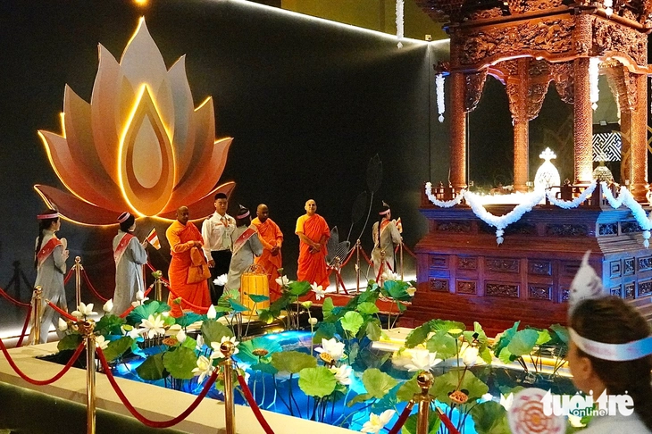 Đến chùa Thanh Tâm lúc nửa đêm, chờ chiêm bái xá lợi Đức Phật - Ảnh 1. Đến chùa Thanh Tâm lúc nửa đêm, chờ chiêm bái xá lợi Đức Phật - Ảnh 1.