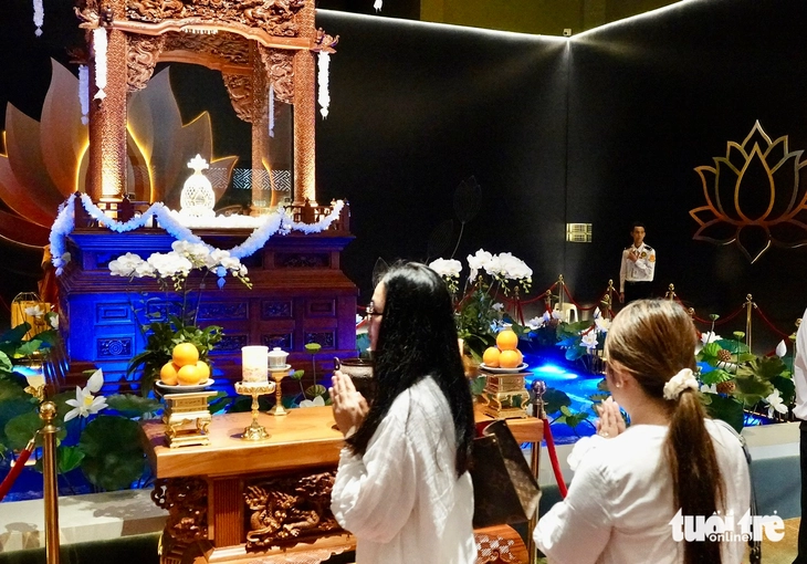Đến chùa Thanh Tâm lúc nửa đêm, chờ chiêm bái xá lợi Đức Phật - Ảnh 3. Đến chùa Thanh Tâm lúc nửa đêm, chờ chiêm bái xá lợi Đức Phật - Ảnh 2.
