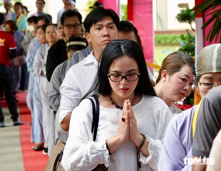 Đến chùa Thanh Tâm lúc nửa đêm, chờ chiêm bái xá lợi Đức Phật - Ảnh 4. xá lợi Đức Phật - Ảnh 5.
