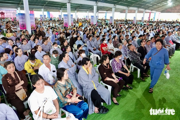 Đến chùa Thanh Tâm lúc nửa đêm, chờ chiêm bái xá lợi Đức Phật - Ảnh 8. xá lợi Đức Phật - Ảnh 9.