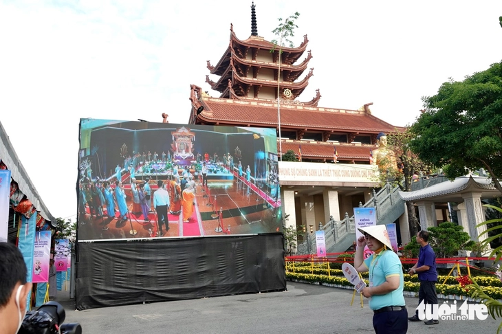 Đến chùa Thanh Tâm lúc nửa đêm, chờ chiêm bái xá lợi Đức Phật - Ảnh 9. xá lợi Đức Phật - Ảnh 10.