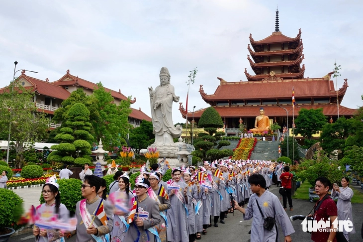 Đến chùa Thanh Tâm lúc nửa đêm, chờ chiêm bái xá lợi Đức Phật - Ảnh 12. xá lợi Đức Phật - Ảnh 13.