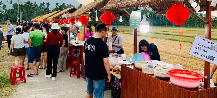 Hơn 18.000 người ra giữa cánh đồng thưởng thức ẩm thực làng quê - Ảnh 1.