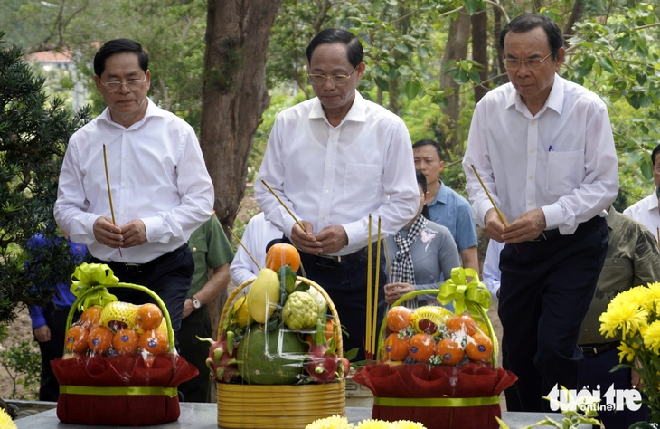 Thủ tướng Phạm Minh Chính dâng hương, viếng các anh hùng liệt sĩ tại Côn Đảo - Ảnh 4.