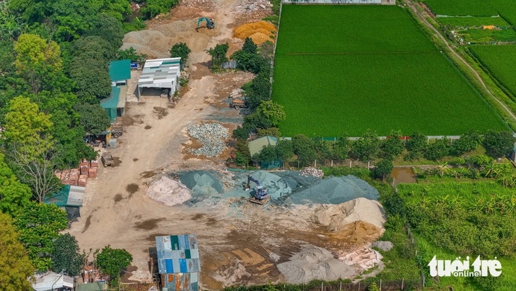 Chủ tịch Hà Nội yêu cầu xử lý nghiêm, đất nông nghiệp vẫn bị đổ trộm phế thải - Ảnh 9.