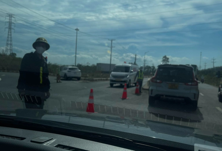 Ùn ứ xe trở lại TP.HCM sau lễ, cao tốc Phan Thiết - Dầu Giây phải đóng - mở liên tục - Ảnh 1.